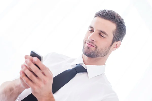 Uomo in camicia e cravatta messaggio di digitazione — Foto Stock