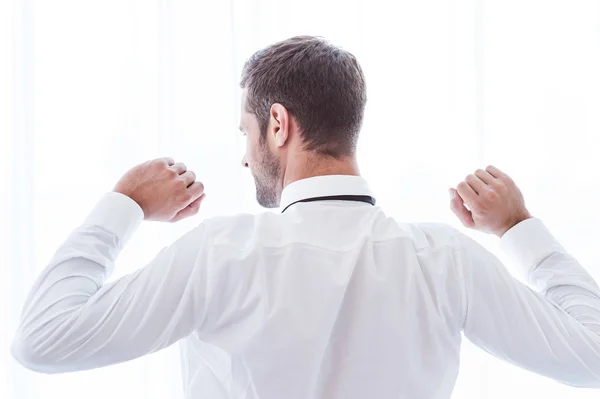 Hombre con camisa y corbata de pie contra ventana — Foto de Stock