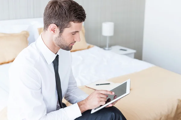 Geschäftsmann arbeitet an digitalem Tablet — Stockfoto