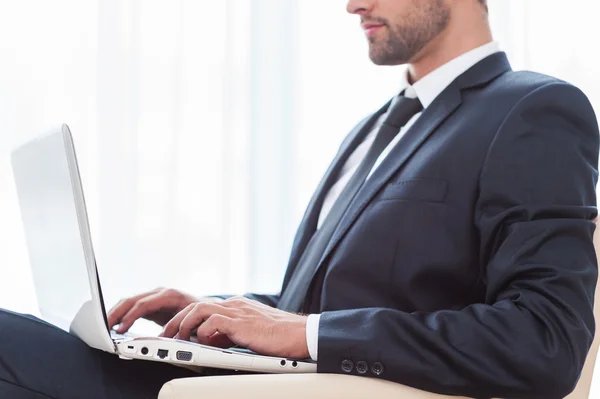 Donna d'affari in giacca e cravatta che lavora su laptop — Foto Stock