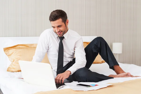 Человек в рубашке и галстуке работает на ноутбуке — стоковое фото