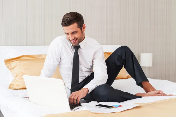 Hombre con camisa y corbata trabajando en el portátil — Foto de Stock