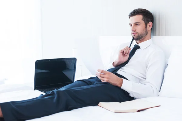 Man in shirt and tie examining document — Stock Photo, Image