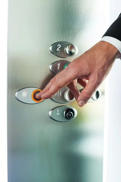 Adam iterek düğme Asansör — Stok fotoğraf