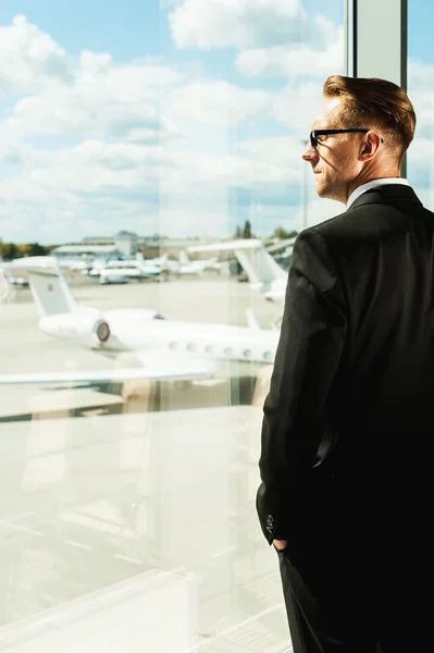 Empresário à espera de voo . — Fotografia de Stock