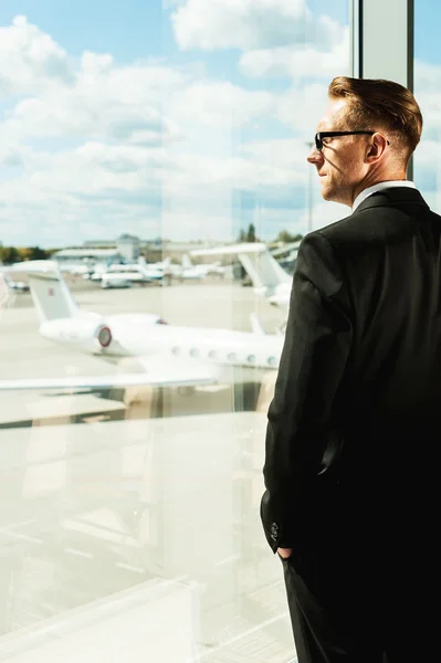 Affärsman väntar flyg. — Stockfoto