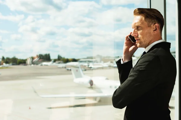 Geschäftsmann wartet auf Flug. — Stockfoto