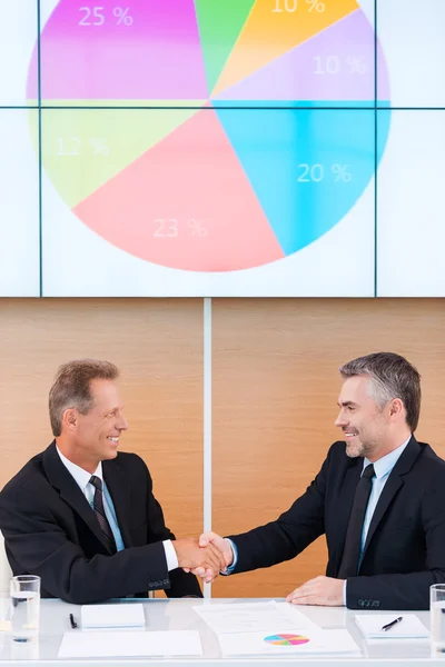 Empresários em vestuário formal handshaking — Fotografia de Stock