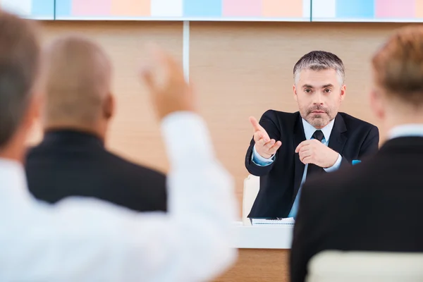 Mannen i formalwear ger ett ord i konferenslokal — Stockfoto