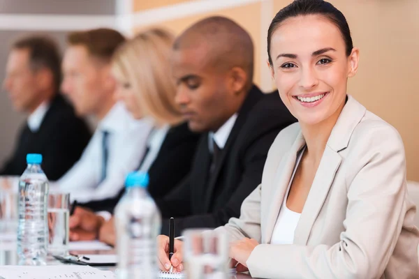 Geschäftsleute sitzen in einer Reihe — Stockfoto