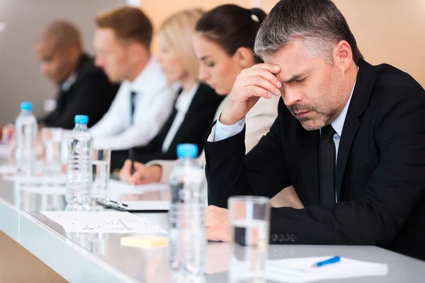 Zakenman hoofd met hand aanraken — Stockfoto