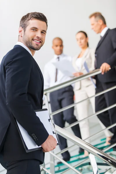 Hombre joven y exitoso en ropa formal —  Fotos de Stock