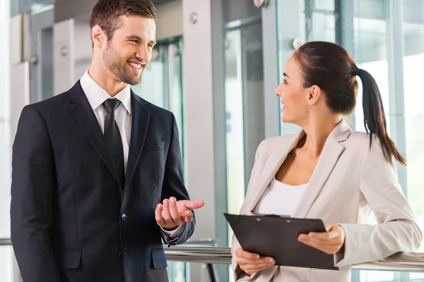 Gente de negocios discutiendo algo — Foto de Stock