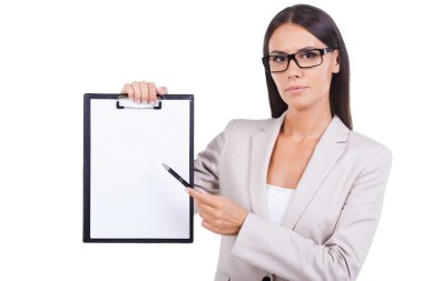 boş kağıt işaret eden iş kadını