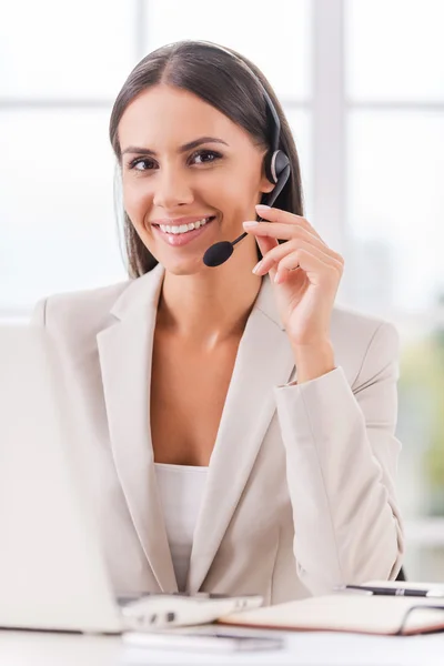 Geschäftsfrau justiert ihr Headset — Stockfoto