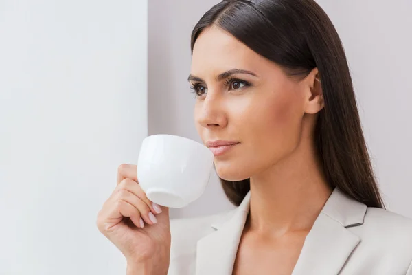 Geschäftsfrau trinkt Kaffee — Stockfoto