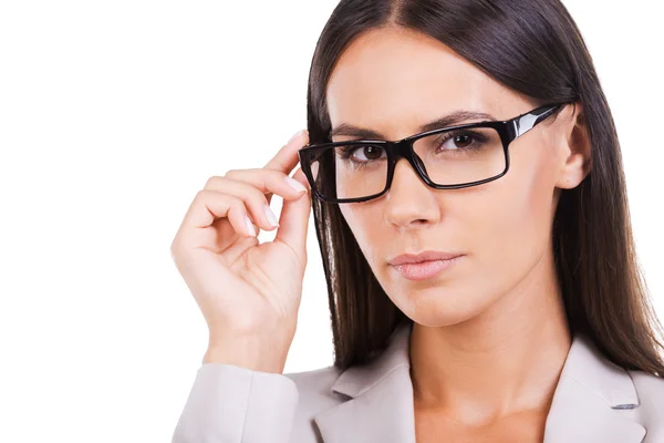 Empresária de terno ajustando seus óculos — Fotografia de Stock