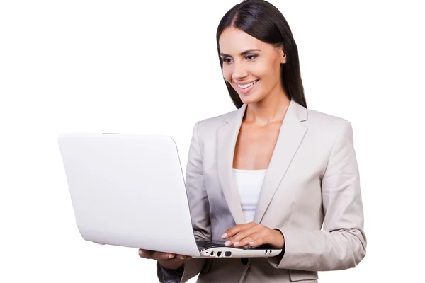 Geschäftsfrau mit Laptop. — Stockfoto