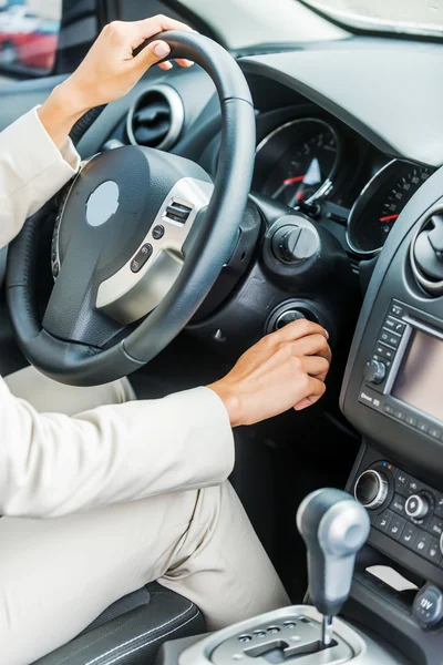 Vrouw aanvang van een auto. — Stockfoto