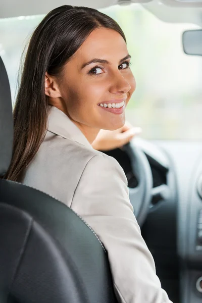 女商人驾驶汽车. — 图库照片