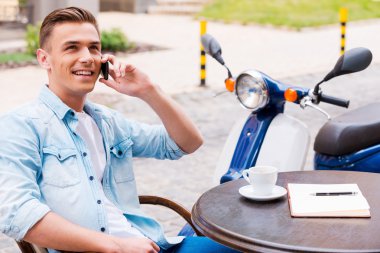 Café cep telefonda konuşan adam