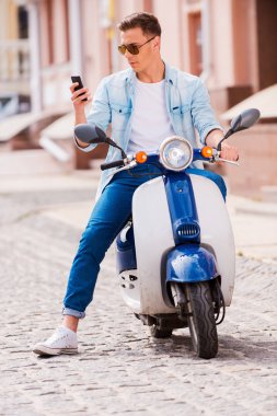 arkadaşına mesaj yazarak.