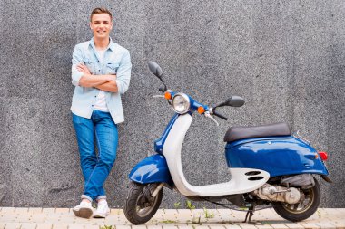 adam ve yeni scooter