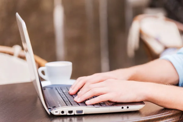 Mann arbeitet am Laptop — Stockfoto