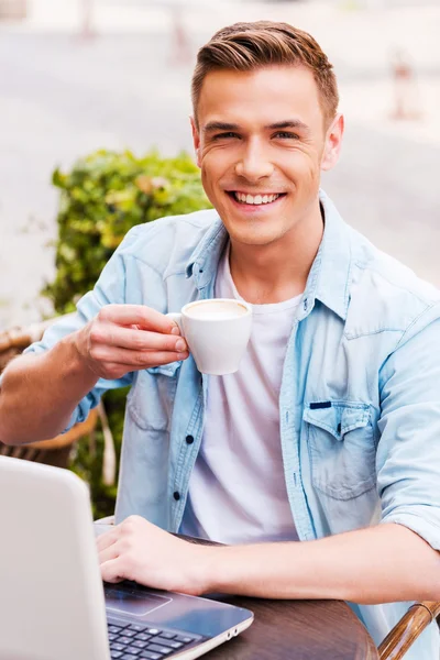 Homem trabalhando no laptop no café — Fotografia de Stock