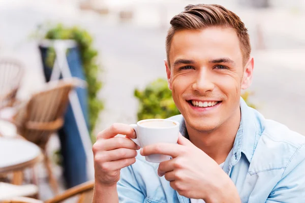 Man drinking coffee in sidewalk cafe — Stock Photo, Image