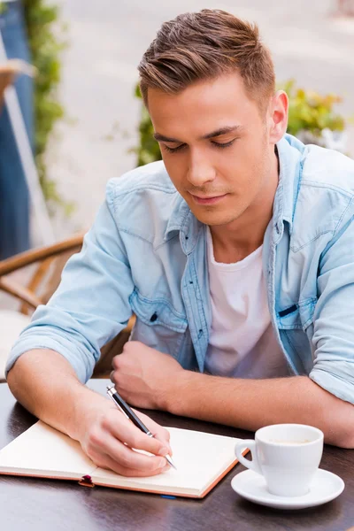 Hombre escribiendo en bloc de notas — Foto de Stock