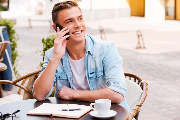 Man talar i mobiltelefon i gatukafé — Stockfoto