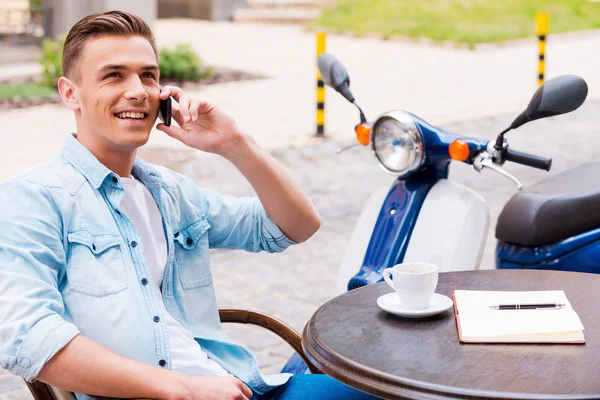 Man talar på mobiltelefonen i café — Stockfoto