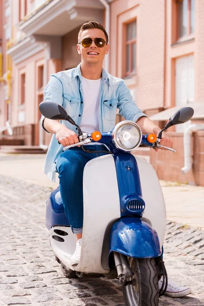 Man paardrijden scooter — Stockfoto