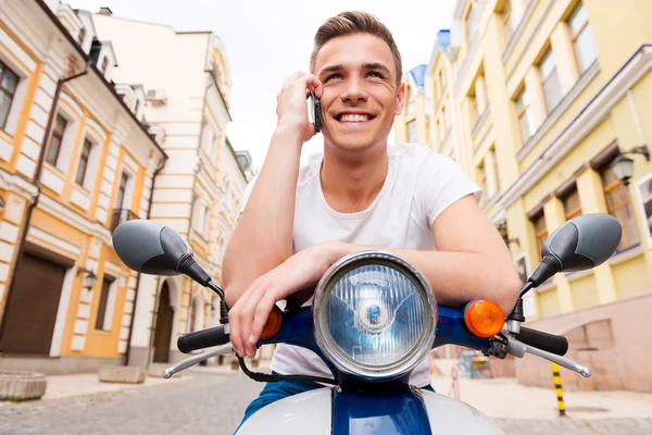 Uomo seduto su scooter — Foto Stock