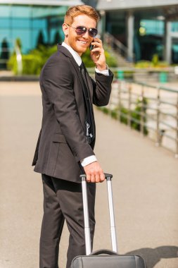 İş adamı bavul taşıyor.
