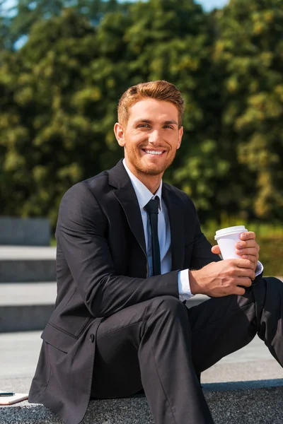 Desfrutando de coffee break . — Fotografia de Stock