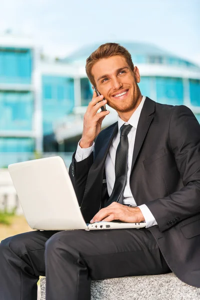 Empresario trabajando al aire libre — Foto de Stock