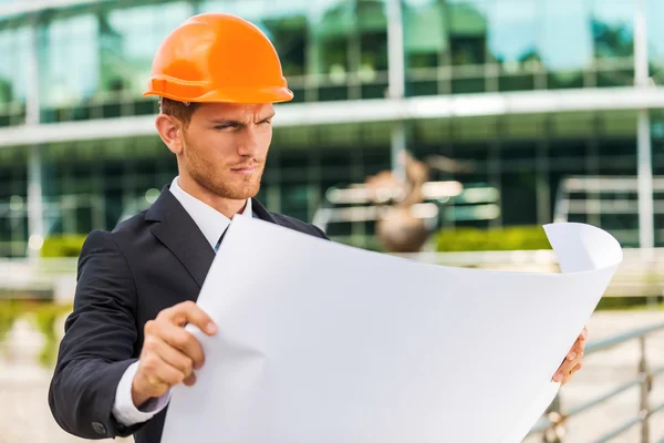 Man examining blueprint — Stock Photo, Image