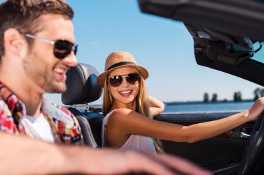 Yolculuğun tadını çıkaran çift