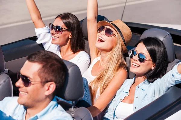 Desfrutando de viagem de carro . — Fotografia de Stock