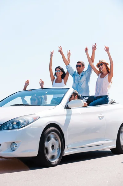 Friends and road trip — Stock Photo, Image