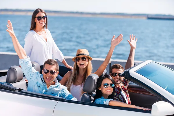 Gente disfrutando viaje por carretera — Foto de Stock