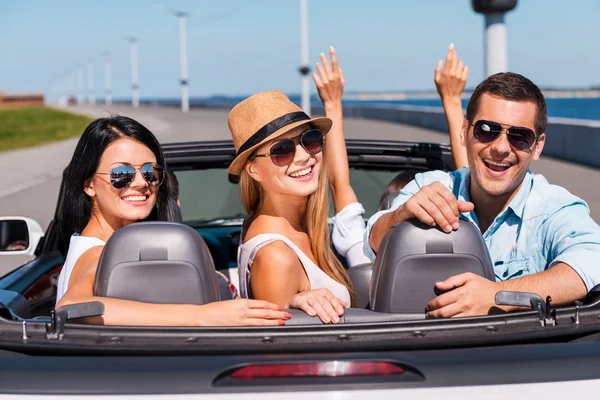 Freunde im Cabrio — Stockfoto