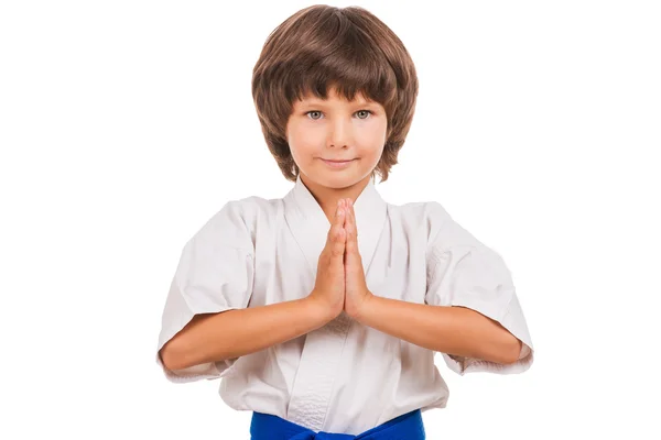 Niño en pose de karate . — Foto de Stock