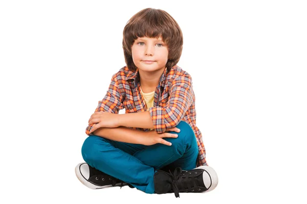 Kleiner Junge sitzt — Stockfoto