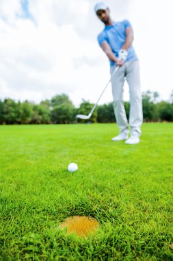 golfçü koyarak