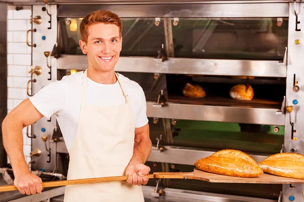 Frisch gebackenes Brot — Stockfoto