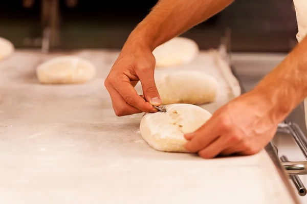 Cutting the dough — Stock Photo, Image