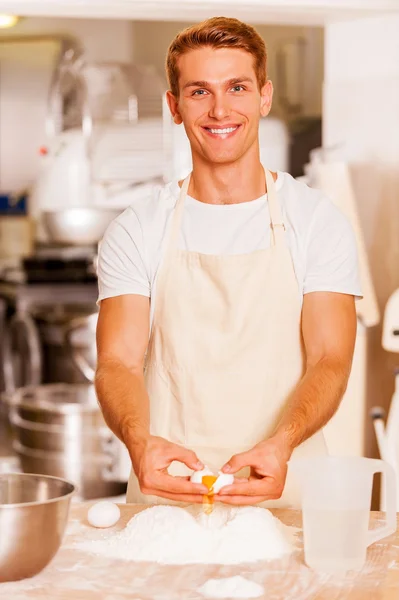 Att göra degen för konditorivaror — Stockfoto